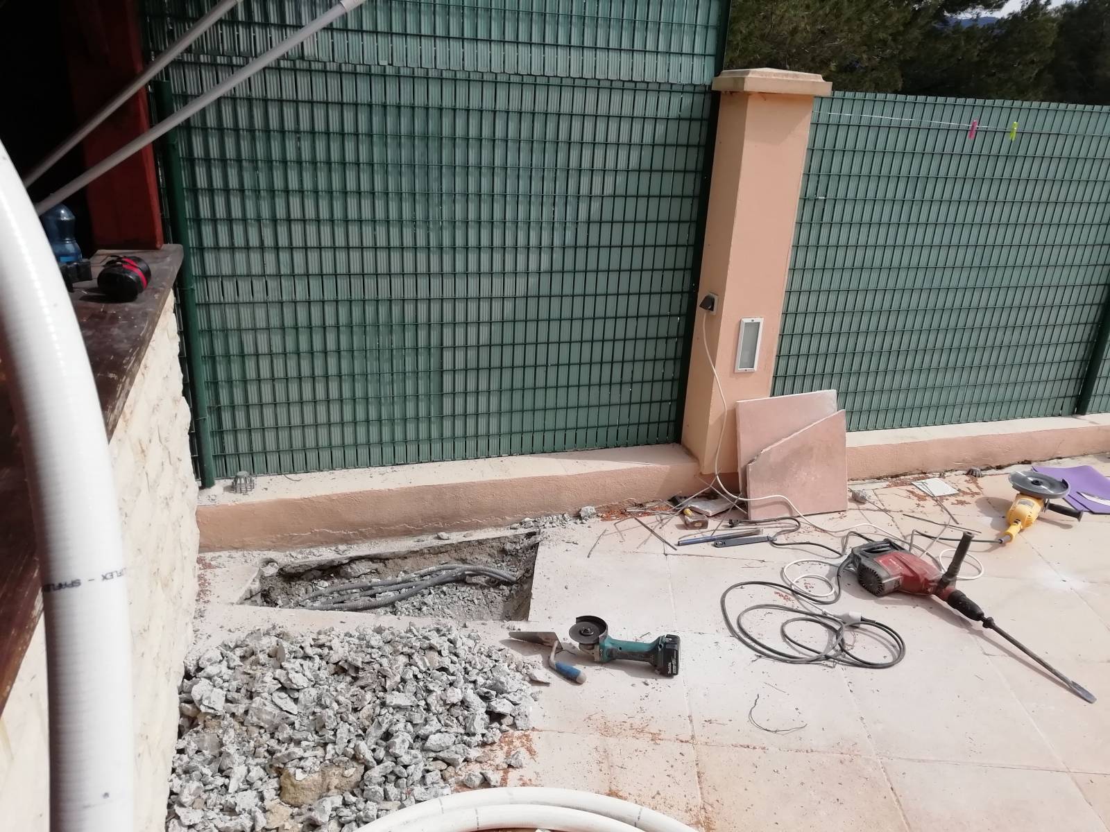 Intervention sur le réseau de refoulement d'une piscine a coque à Antibes dans les Alpes Maritimes.