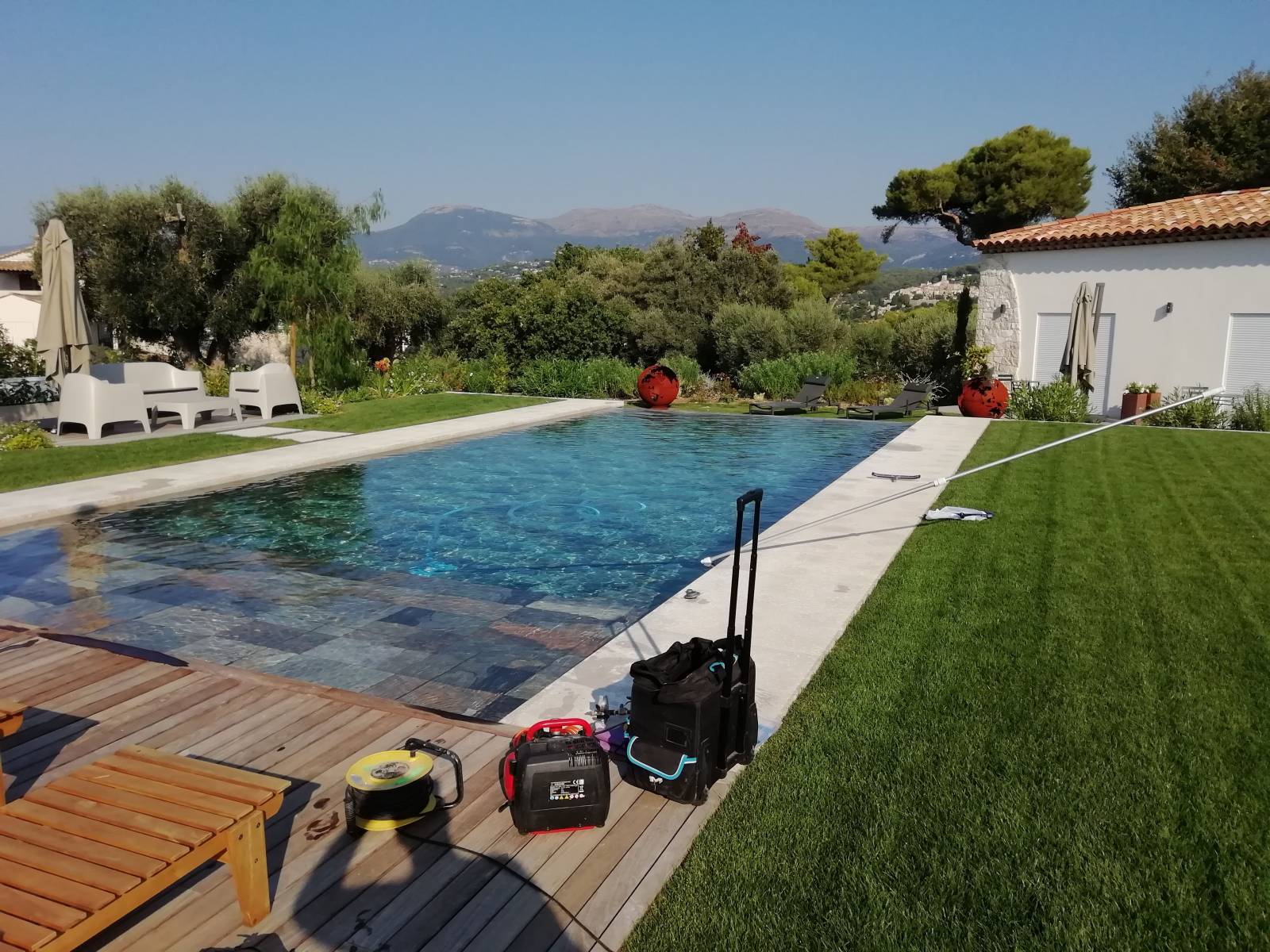 Recherche de fuite d'eau sur une piscine dans les Alpes Maritimes