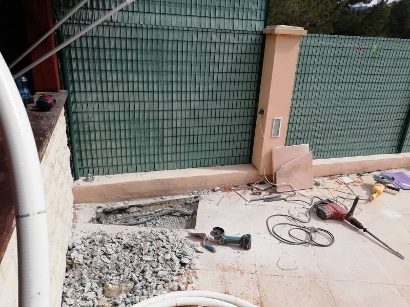 Intervention sur le réseau de refoulement d'une piscine a coque à Antibes dans les Alpes Maritimes.