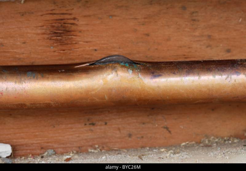 Fuite d'eau sur une canalisation derrière un mur de salle de bain à Antibes près de Mougins